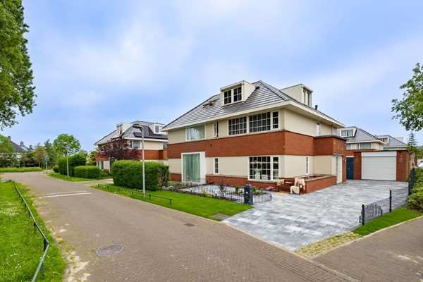 Bijzonder fraai en recent gerenoveerde twee-onder-een kapwoning op groot perceel.